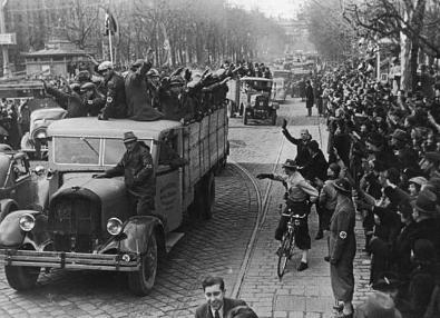 德国吞并奥地利后进驻的士兵 受到的民众的夹道欢迎