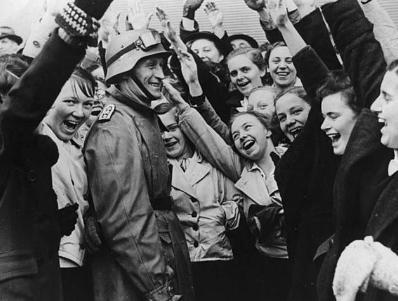 德国吞并奥地利后进驻的士兵 受到的民众的夹道欢迎