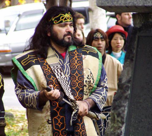 阿伊努：东亚国家日本的少数民族，居住在库页岛和北海道的原住民