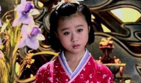 十一岁嫁给当皇帝的亲舅舅,死后被尊为花神