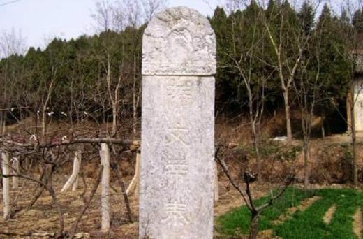 考古学家发现一隔十分寒酸的古墓，没想到竟是一代帝王墓