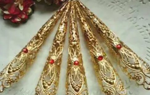 清宫剧中的嫔妃手指上的指甲套是有什么用