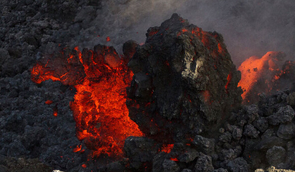 法国火山喷发 历史上今天什么地方火山喷发