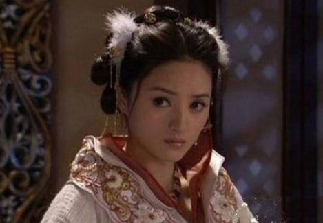 因纤纤玉手当上皇后，最后却被打入冷宫