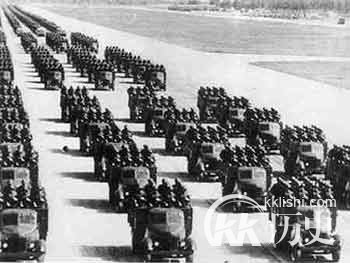 1981年十万大军军演 动用模拟“核武器”
