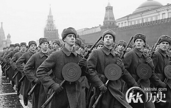 70年苏联大军压境：引发我国全民动员练兵
