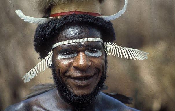 探秘印尼恐怖土著 与木乃伊住一起