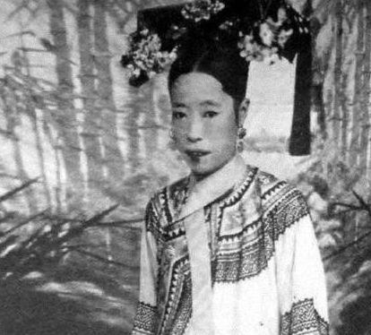 光绪皇帝在大婚的时候 光绪皇帝为何要扑在皇后身上哭