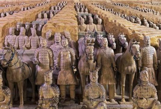 秦始皇兵马俑两排俑之间的土堆是什么