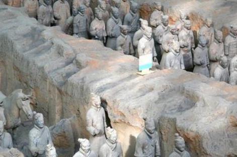 秦始皇兵马俑两排俑之间的土堆是什么