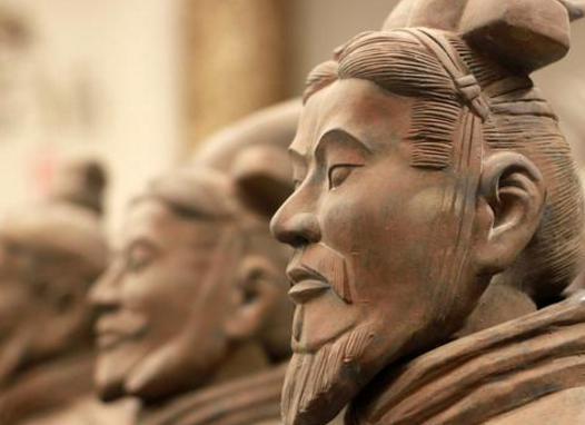 秦始皇兵马俑两排俑之间的土堆是什么