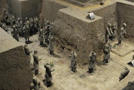 秦始皇兵马俑两排俑之间的土堆是什么