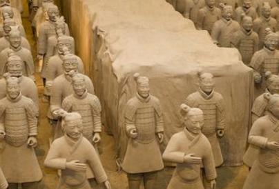 秦始皇兵马俑两排俑之间的土堆是什么