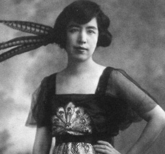 她在文坛声名鹊起文采飞扬，却终身不婚