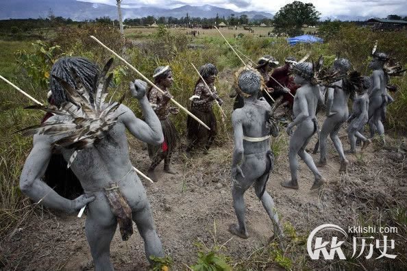 印尼原始部落居然也有军演 大开眼界