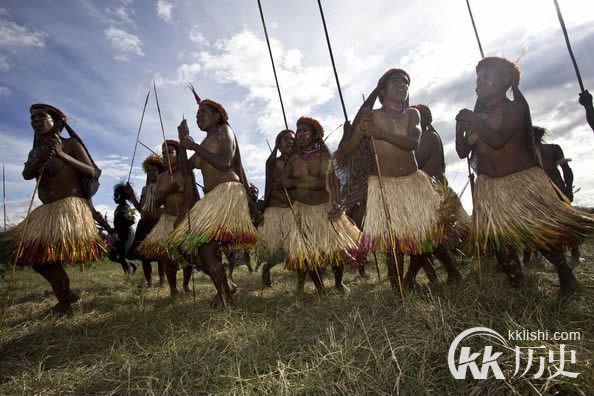 印尼原始部落居然也有军演 大开眼界