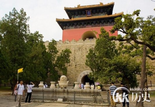 十三陵秘闻:新兵夜遇绣花鞋脸吓白