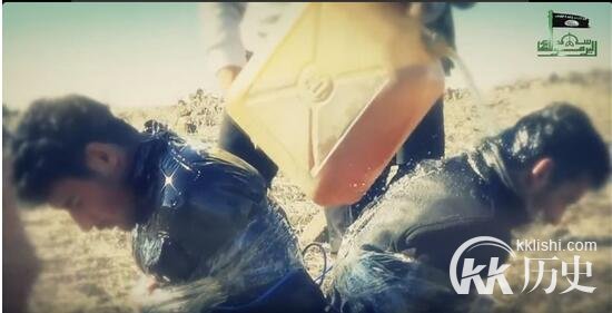 IS恐怖分子使用炸药残杀俘虏 画面残忍至极（组图）