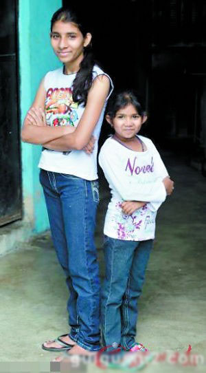 印度一对兄妹年过20外貌如5岁幼童