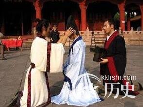 历史文化：男子二十岁称＂弱冠＂周朝时需行成人礼