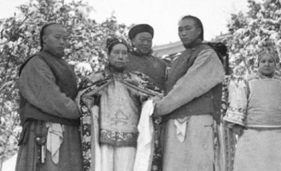 慈禧钟爱“拉冰床”，宫女们羞于启齿