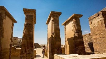 金字塔建筑类型的初始之作：左赛尔金字塔即圣卡拉的阶梯金字塔