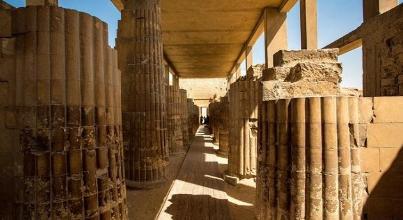 金字塔建筑类型的初始之作：左赛尔金字塔即圣卡拉的阶梯金字塔