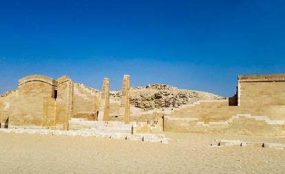 金字塔建筑类型的初始之作：左赛尔金字塔即圣卡拉的阶梯金字塔