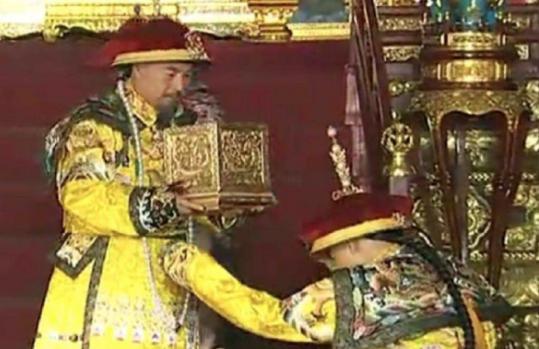 乾隆让位嘉庆时，真的抓着玉玺不肯放手吗