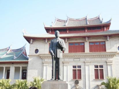 李光耀先生和陈嘉庚先生相比 谁将更可能千古流芳