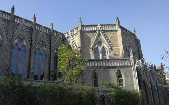 康熙皇帝身患疟疾，御医劝他不要服西药，病好后，御医被流放