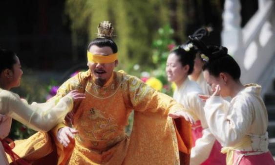 皇帝派儿子出去打仗，自己却在宫中宠幸儿媳