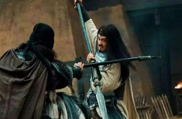 虎牢关会盟关羽如果不出阵,帐中还有谁可以斩华雄