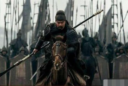 关羽一刀秒杀颜良前为何要倒提青龙刀?聪明的人一眼就看明白!