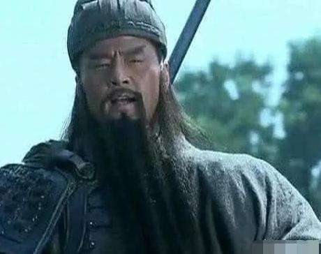 关羽一刀秒杀颜良前为何要倒提青龙刀?聪明的人一眼就看明白!