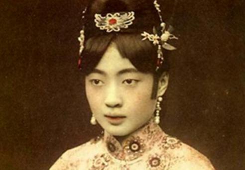 婉容历史上最后一个皇后,她有着什么样的经历