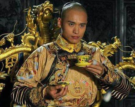 他是顺治最喜欢的儿子 他若是不死的话康熙的位子就的挪一挪