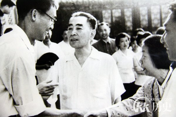 揭秘周恩来九大遗愿 曾经让邓小平忍一忍
