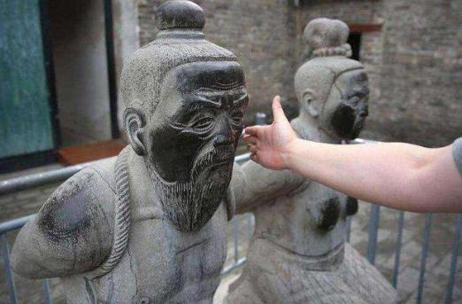 早年的秦桧也是血气方刚的，留下的两句诗成为教师口头禅！