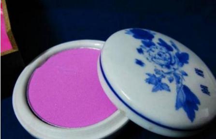 古代没有什么化妆品之类的 女子一般都用什么装饰自己呢