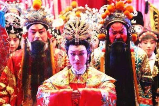 她16岁进宫与皇帝恩爱无比，最后却下场凄惨