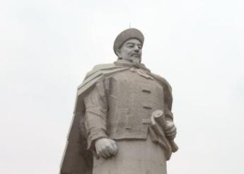 关于塞防和海防，李鸿章主张放弃收复新疆的原因是什么