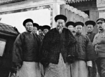 关于塞防和海防，李鸿章主张放弃收复新疆的原因是什么