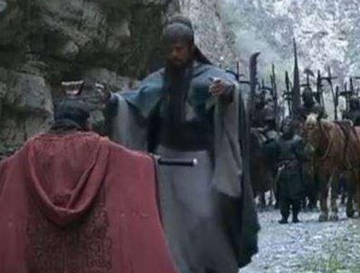 夏侯惇在阻击关羽的时候 期间为何使者不断