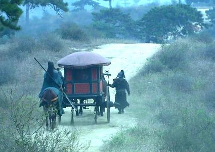 夏侯惇在阻击关羽的时候 期间为何使者不断