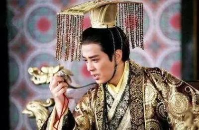 本是开国功臣，因被皇帝满门抄斩起兵造反，后成为开国皇帝