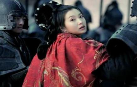 董卓大闹凤仪亭,王允火上又浇油,义子奉诏杀汉贼