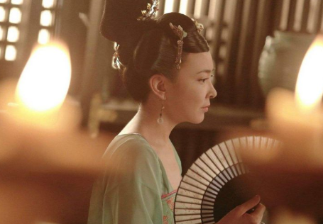 她本是倾国倾城的皇后，却因说错话被打入冷宫