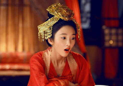 她本是倾国倾城的皇后，却因说错话被打入冷宫
