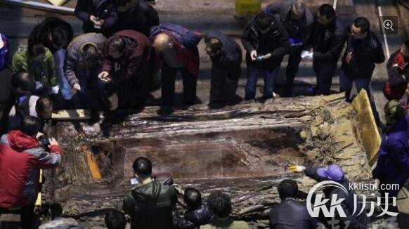 西汉海昏侯墓主棺外棺打开 精美玉器令人惊叹